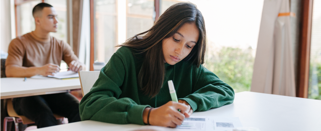 Una adolescente está tomando un examen en un aula soleada. Esta página contiene información para adolescentes sobre los riesgos del vapeo.